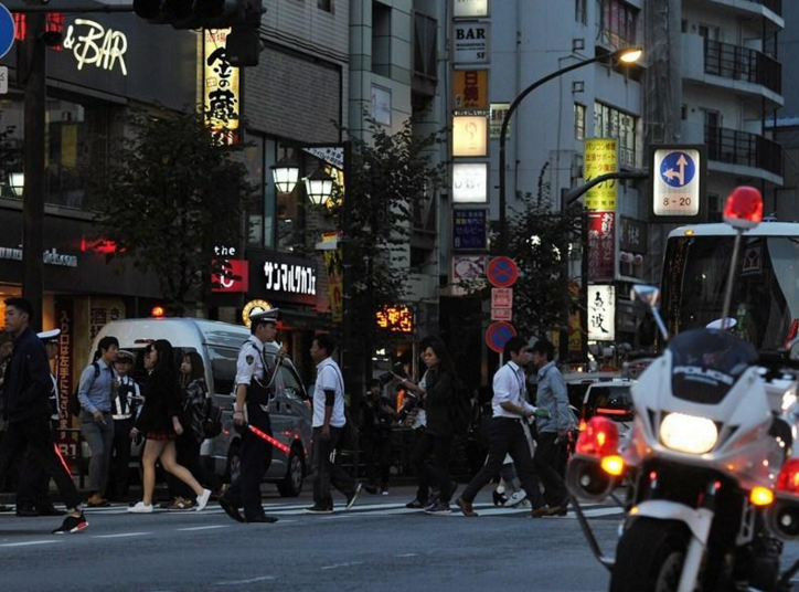 　　10月12日，东京池袋地区，街道上的交通信号灯失效。