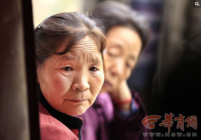 　　在秦岭大山深处的商洛市商州区，有一个偏僻的村子南湾村，村上不少正值壮年的村民患上丙肝，因为得了丙肝，几乎花光了所有积蓄，更有整个家族都患上丙肝的情况，在他们当中，有些人因无钱治疗吐血而亡，而有的人正在等待死亡。丙肝，这个词已经成为了村上所有人的梦魇。当地官方调查证实，许多村民感染丙肝与上世纪七八十年代集体外出“卖血”经历有关。图为57岁的卢淑侠前夫因肝硬化去世，其现任丈夫也被查处患上丙肝。
