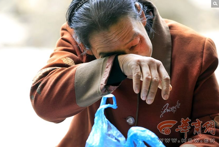 　　罗书强是2015年6月查出来患有丙肝，花费了7万多元做了手术，在家靠打干扰素治疗。一年多时间，每隔一天都要打干扰素，药物的副作用让他感觉到四肢无力，不想吃饭。罗书强是家里的希望，也是主要劳力，现在得病了，一家人日子过得十分紧巴。罗书强说，他们弟兄四个，父亲患上了丙肝，大哥和四弟也都是丙肝，一个家族4个人都患病，而且四个人都是主要劳力，这让他们这个家族无法承受。图为提起自己的卖血，南湾村四组村民王挡挡忍不住哭了起来。