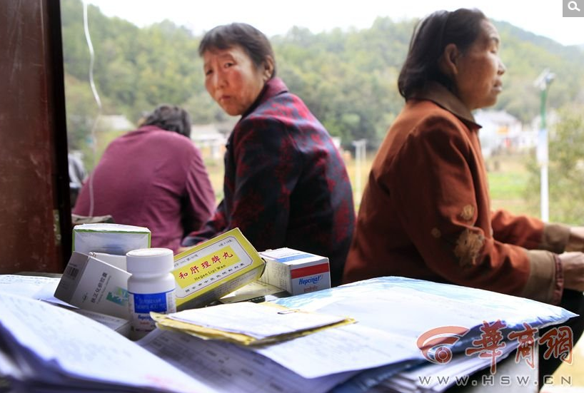 　　上世纪七八十年代，由于经济困难，南湾村体质较好的村民先后在西安、宝鸡、渭南、甘肃天水和商洛进行有偿献血，特别是1975年到1985年之间有偿献血地方广、次数多，既献全血又献血浆，1986到1990年之间大部分有偿献血者因血液不合格被淘汰，1990年后有偿献血逐渐停息。对于南湾村不少村民患上丙肝，大荆镇副镇长王超和大荆镇中心卫生院院长郭瑛表示，这属于历史原因，当时卫生技术条件达不到，献血时检测不到丙肝。他们已向村民加大宣传力度，让大家知道如何防治丙肝，另外就是提高农合疗报销比例。10月10日，身患丙肝的村民常年服药，日益沉重的经济负担压得他们喘不过气来。