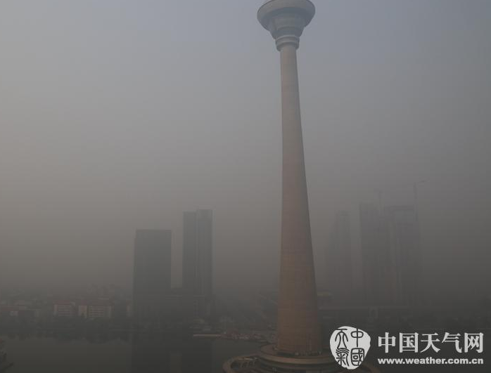 　　受静稳天气影响，天津13日晨出现了中到重度霾天气，空气污染物扩散条件较差，上午空气质量达重度污染等级，天津市气象台为此发布霾黄色预警信号。图为津城天空被“面纱”笼罩，远处的楼房已“若隐若现”。