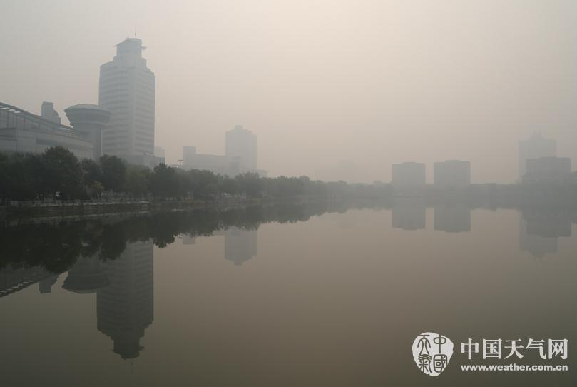 　　天津天空被“面纱”笼罩，远处的楼房已“若隐若现”。