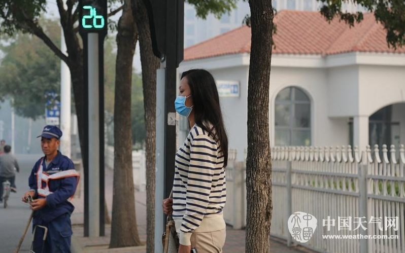 　　雾霾来袭，天津外出市民纷纷带上口罩做好防范。