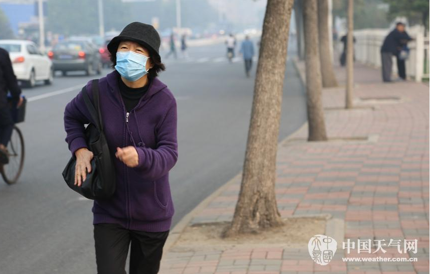 　　雾霾来袭，天津外出市民纷纷带上口罩做好防范。