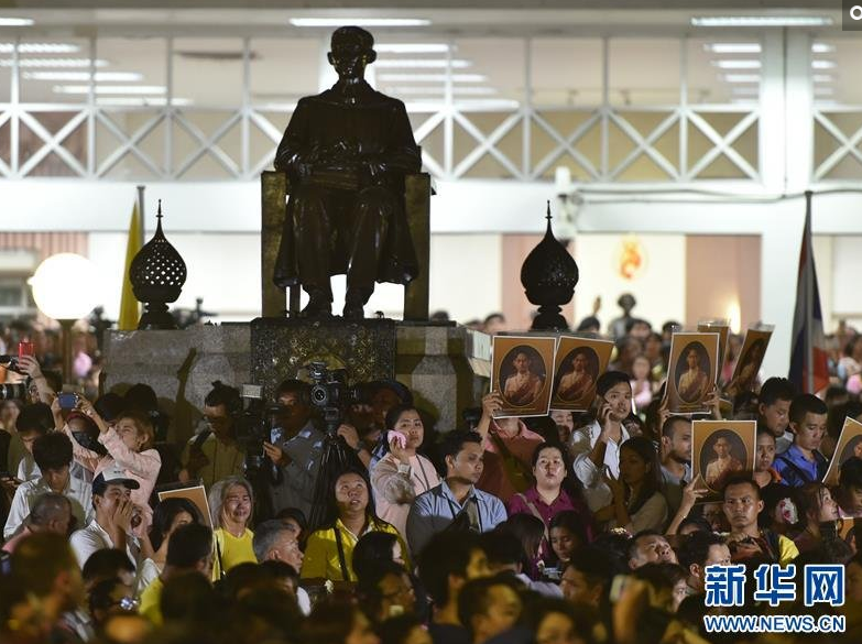 　　泰国民众在曼谷街头悼念现场。