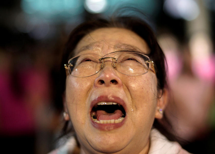 　　泰国民众在曼谷街头悼念现场。