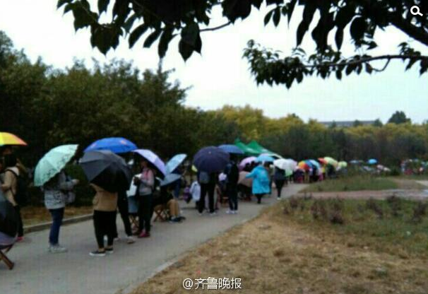 “一人可代报一人，现场已经排到500多号，正在等待收钱。也有不不少人因该机构的饥饿营销法，而转让预报名资格，改换其他辅导机构。”网友说。你怎么看？