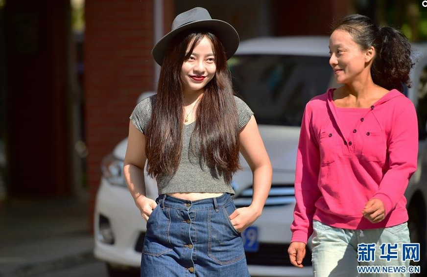 10月14日，吴菲（右一）和她的25岁女儿在一起聊天，看起来就像两姐妹。