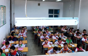 旧村改造学校拆除 学生蜗居体育馆看台下三年