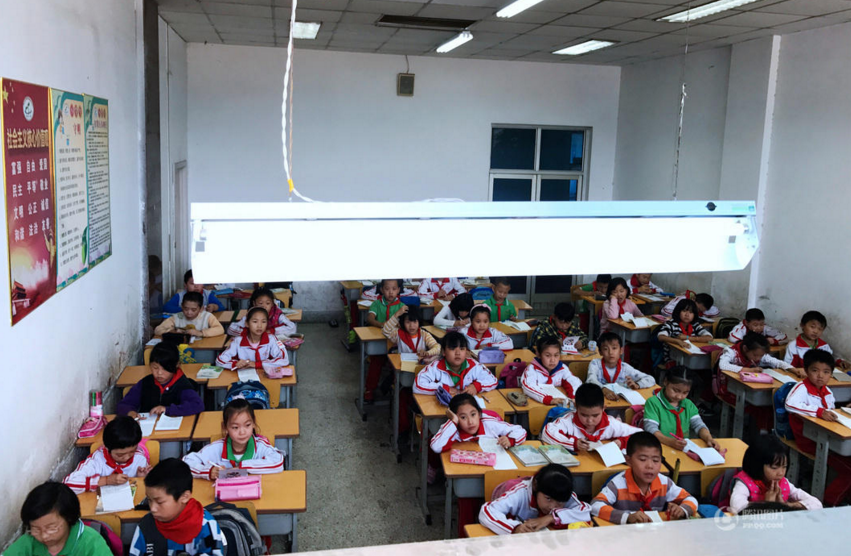 2016年10月14日，山东省济南市鲍山街道的殷陈小学，因旧村改造老校迁出，原本规划建新学校的地块，后来成了商业用地，近3年来，600多名小学生一直“蜗居”济钢新村体育馆，在临时租借的体育馆看台下的房间里上课。