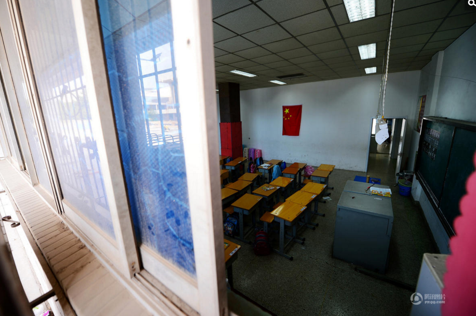 像音乐室、实验室的情况更为严重，不开灯就是一团黑，仅有几盏灯还坏掉三分之一。