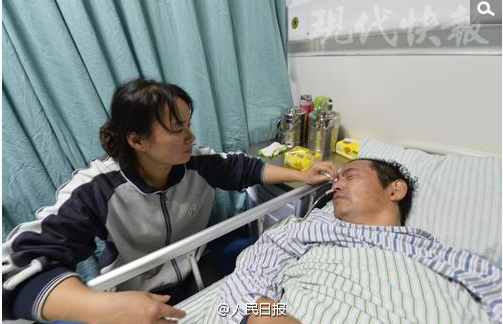 　　牟霞同时表示，考虑到胡某住院的特殊情况，请他提供可以停放车辆的地方，警察可以帮忙开过去。胡某妻子对警察上门告知表示感谢，当日下午她即联系朋友将车移走。尽管胡某因为患病无法移动车辆，但是违停及影响通行是客观存在的，交警五大队表示，胡某康复后还是要按规定到大队或其他窗口接受违停处罚。而在调查处理过程中，交警五大队的干警得知胡某突发大病、妻子请假陪护、女儿高中在读，家庭陷入困境中（一家三人口挤住在十几平方的筒子楼内）。10月14日中午，交警五大队教导员陈淼带着干警们的捐款1000元，来到脑科医院向胡某及其家人表示慰问，祝愿他早日康复。