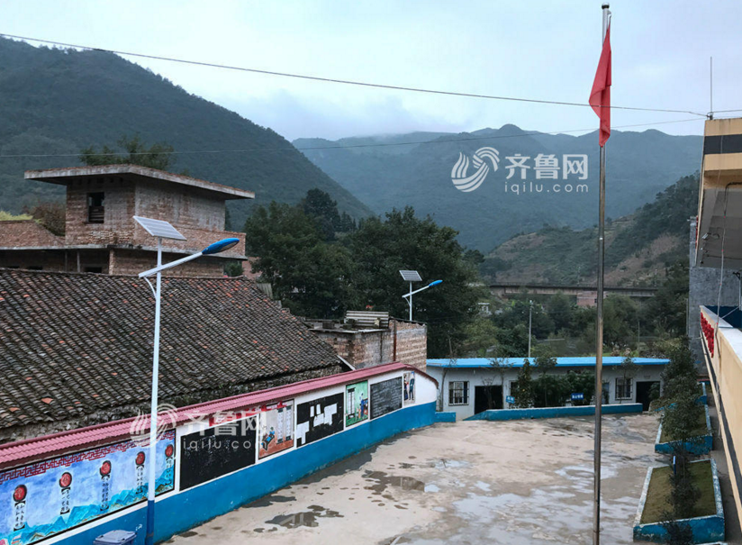 　　这里是西南茫茫“十万大山”深处的阿依小学，黔西南自治州兴义市威舍镇阿依村。这所200多名山区孩子就读的学校，只有9名老师。这栋建成于2002年的两层教学楼，是村子里最好的建筑。根据今年9月贫困人口精准识别清查，兴义仍有4.18万贫困人口。阿依小学所在的威舍镇，是兴义条件中等偏下的地区。