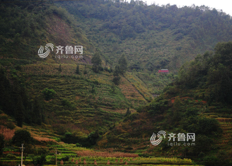 　　从兴义市区前往威舍镇，需要在陡峭的山路上行车两个多小时，途中必经的河道、陡坡、泥泞山路则让人心惊胆战。