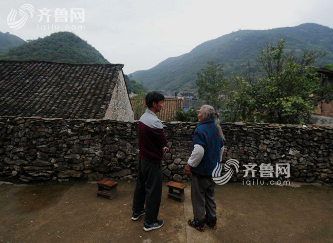 　　此前两天，两千多公里外的山东省济南市，山东广播电视台年仅41岁的共产党员、编辑贾曼，在与癌症斗争了几个月后与这个世界告别。在与病魔斗争最为艰苦的时候，贾曼收到了台党委发放的3万元救助金。但她以一个共产党员的名义，把钱捐给了她曾经采访过的阿依小学的孩子们，吴启莲就是受助者之一。校长把这个消息告诉了她从未走出过大山的奶奶，但她好像听不太懂。