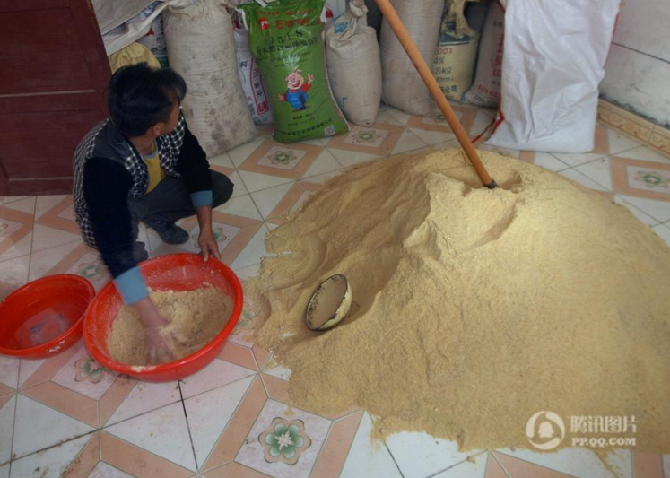 　　小峰投资了不到4万元，买了30只小猪，开始了自己的猪倌生涯。