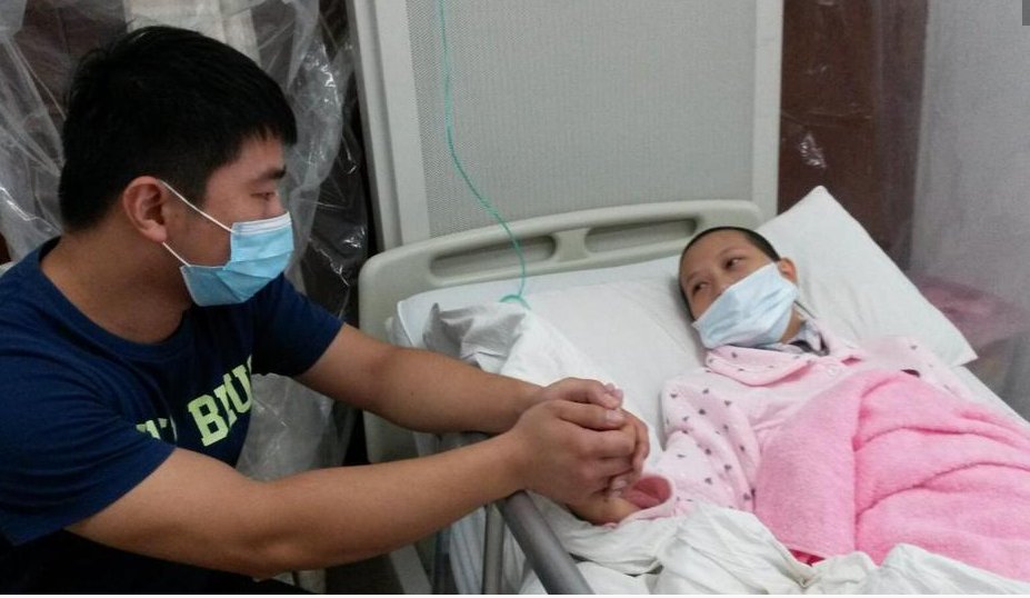 　　“这辈子遇到一个对的人，是多么幸福的事，可在她遇到困难被病魔缠绕时，我却没能力帮助她”，陶良双眼湿润的说，“和越月在一起的时间里，反而她像我的老师一样，她很勇敢，教会了我很多很多东西，我离不开她！”顿了顿，这个有些腼腆的大男孩不无痛心的说：“我如果有钱就好了，就可以帮助越月，但现在在这突如其的灾难面前，我却像一个小孩一样无助孤独，我束手无策……”字字泣血，是的，如不是走投无路山穷水尽，这些话又怎么会从一个腼腆自尊的大男孩嘴里，说出来呢？然而，月含泪后悔的说：“如果知道这样，我不会答应和他相处。既然爱他怎么会让他和自己一样痛苦，拖累他呢......”