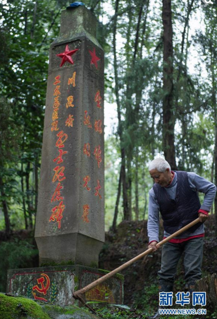 　　在四川省通江县瓦室镇啸口村，有一个叫红军坪的烈士墓，这里绿树环绕，松柏成荫。30多亩的山坡上埋有3000余位红军战士的遗骨。通江县瓦室镇啸口村、沙溪镇王坪村等地曾是川陕革命根据地的大后方，1933年至1934年反“六路”围攻和万源保卫战爆发。为方便转运伤员、物资，1934年2月，川陕省工农总医院迁至瓦室镇啸口村，收治前线伤病员。