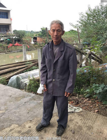 　　近日，浙江海宁，一辆四轮电瓶车坠河，两人被困车内，附近锄地的70岁老伯俞纪男见状立刻来救人。