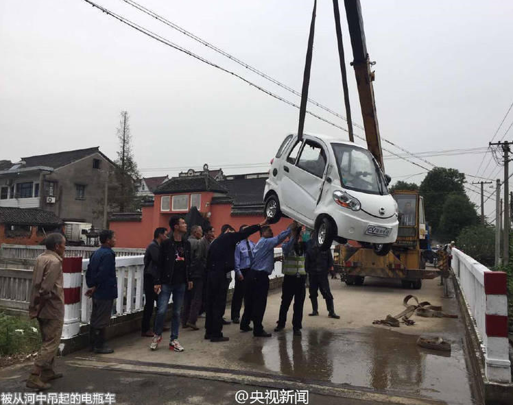 　　老伯先后3次跳下水，他奋力将车上两人救出，最终两人1人脱险1人身亡。事后才发现右手受伤流血，俞老伯说没注意何时受的伤，“只想着先救人。”