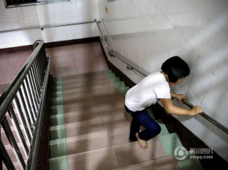 脑瘫女童的28级梦想阶梯 一个小时往返八次