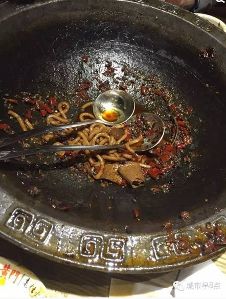 　　“当时对方坚持称没事儿，吃铁没问题，就算是孕妇也不要紧，也没有说什么表示抱歉之类的话。回家后我和朋友都拉肚子了，隔天还在拉。我觉得就算是铁，吃了一嘴黑也感觉很恶心，而且越想越恐怖。”爱米告诉记者。