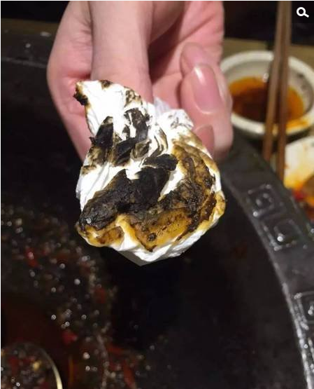 　　爱米告诉记者，因为听说上过《舌尖 2》的黄门老灶火锅店在苏州开业，所以周六她和朋友特意赶去吃火锅。爱米吃到一半舌头不小心烫到了，朋友却发现她伸出来的舌头是黑黑的。爱米吓了一跳，后来看了下朋友的舌头也是黑的。当时爱米和朋友的第一反应是毛肚会不会有问题，于是叫来服务员和领班。据爱米说，当时他们在说明情况后服务员称要去厨房看一下，但等了半天也没回来，经过多次催促后服务员端了盘尚未切片的毛肚并让其中一个服务员试吃，但试吃完舌头并没有变黑。“后来实在找不出什么原因，服务员就喊来经理。他们把锅里的剩菜全倒出来，发现菜全部染上黑色了，尤其是豆腐皮。我用餐巾纸一擦，全是黑的。”爱米说。