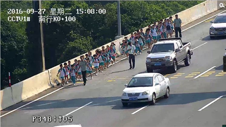 　　“当时，校车司机正忙于灭火，车内唯一的一名带队女老师一直拨打电话，并安抚车内小学生，但已有好多孩子哭了起来。司机和带队老师可能都没有意识到，校车火势即将失控，满车师生正处于极其危险的境地。” 在这千钧一发之际，殷子辉朝着车门飞奔过去，伴着手势大喊：“赶紧下车！快！快！再快点！” “捂住鼻子，不要害怕，叔叔抱你们下车！”迎着热浪，殷子辉将一个个小学生用双手从校车中抢出。
