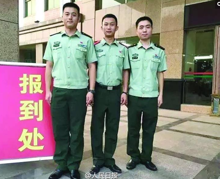 　　据当时的监控视频显示，全程1分5秒，他们就成功将47名师生安全撤离校车，在生死瞬间完成了一次生命接力。在将师生安全转移至收费站休息区域，并交给收费站工作人员看护后，3名官兵终于松了口气。为了不阻碍高速路上车辆正常行驶，同时也因要继续赶路，3名官兵来不及与师生道别，便默默离开，继续登车赶路。监控视频显示，3名官兵从发现险情、停车救援到安全转移，仅用了11分30秒，47名师生和1名司机无一伤亡。
