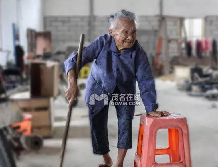 　　阿婆腿脚不便，住在维修厂的一楼。但是阿婆身体还很硬朗，右手撑着木根，左手扶着凳子，行走自如。