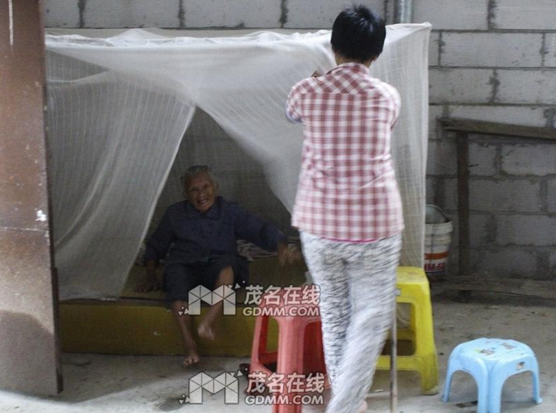 　　阿婆得知有客人到来很高兴，远远的就能看见嘴上很亲切的笑容。