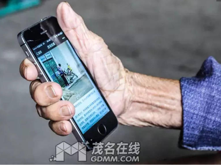 　　我们给阿婆看她孙媳妇背着她广为流传的两张相片，阿婆表示孙子和孙媳妇很照顾她。他们的孝道故事经朋友圈的流传已感动了整个茂名。