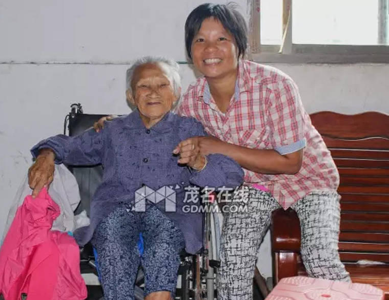 　　阿婆今年已经91岁高龄，但是和年轻人交谈起来毫不费劲，中气很足，精神爽朗，健康硬朗的身体离不开子孙们无微不至的悉心照顾。