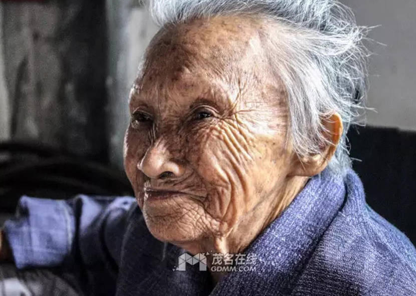 　　阿婆对现在的生活感到很满足，为人也很开朗，老人给我们述说起年轻时辛酸的经历。阿婆育有两个儿子，本来是一个幸福美满的家庭，不幸的是老伴在四十岁左右的时候就去世了。孤寡的阿婆含辛茹苦的把两个孩子抚养成人，现已是儿孙满堂。