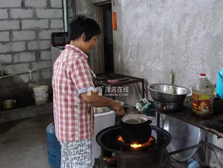 　　梁姨是个贤惠的孙媳妇，婆婆对她赞不绝口，喂食、看医生、洗澡洗衣，甚至大小便等生活问题都需要梁姨的照顾。阿婆最近身体虚弱，梁姨特意煲了鸡汤给阿婆补身体。