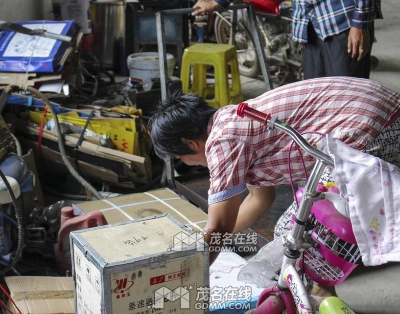 　　梁姨和丈夫在207国道旁经营着一家汽车维修厂，平时辅助丈夫修车和整理仓库配件等等。丈夫因为修车忙，家里并没有请工人，梁姨凡事都会亲力亲为，黝黑的皮肤透露着梁姨的勤奋与高凉人特有的质朴。