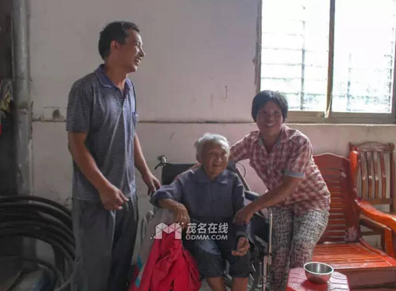 　　孙子唐祥志说老人并不只有他们两夫妻照顾，阿婆的儿孙、曾孙都很关心阿婆的身体，经常会来照顾阿婆。说起梁姨的事，丈夫唐祥志也同样背过阿婆去看病，都是很正常的事情。