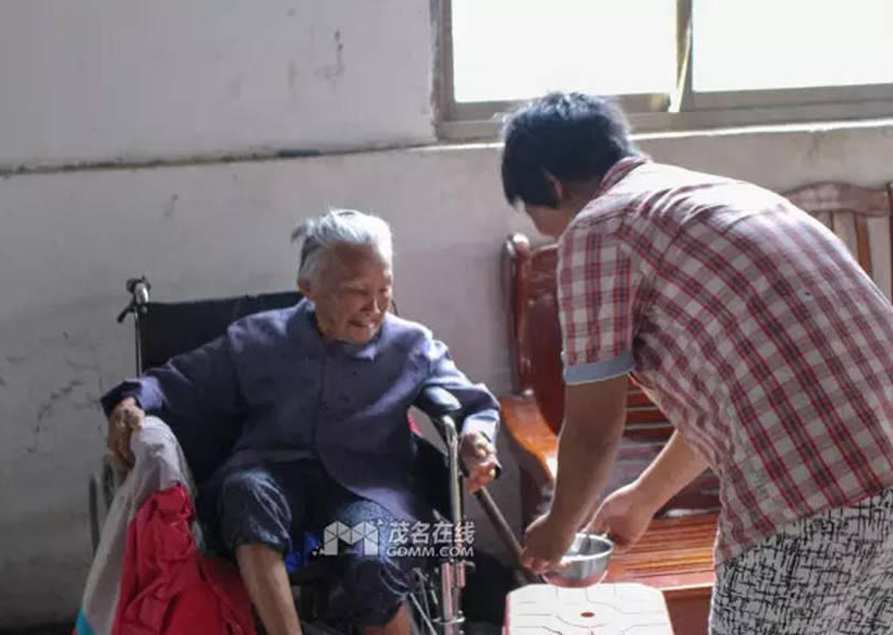 　　古人云：“父母者，人之本也。”从呱呱落地的婴儿，到天真烂漫的少年，我们一天天长大，是父母赋予了我们生命，给予了我们无私而伟大的爱。百善孝为先，自古以来就是中华民族的传统美德。梁海燕作为孙媳妇所“背”起的，不止是中华传统的孝道，更是现代高凉人秉承冼太精神“唯用一好心”的感人写照！