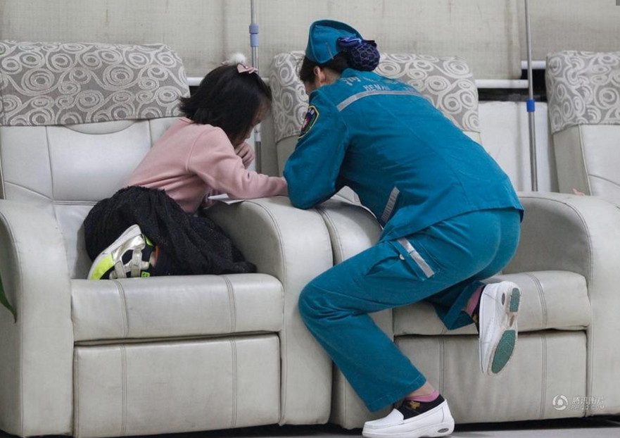　　据猛犸新闻报道：上个周末，对于7岁的女孩小金丽来说，不堪回首，15日她爸爸永远离开了人世，这是继爷爷、奶奶和妈妈之后，又一个离开的亲人。而最令人揪心的是，目前她联系不上其她的亲属，使她也无家可归。