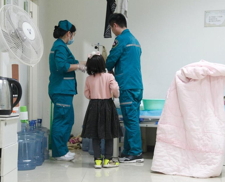 　　“她爸爸身份证上名字是王子伟，接诊是在南关街黄家门豫丰小区。”石护士长回忆说，当天是王子伟的房东打的120，据房东说王子伟带着小女孩俩人租住在豫丰小区，未见其他亲人。几天来，派出所以及民政局工作人员都来过了，民警根据其身份证查询到王子伟有六个兄弟姐妹，而到目前还联系不上一个亲人。