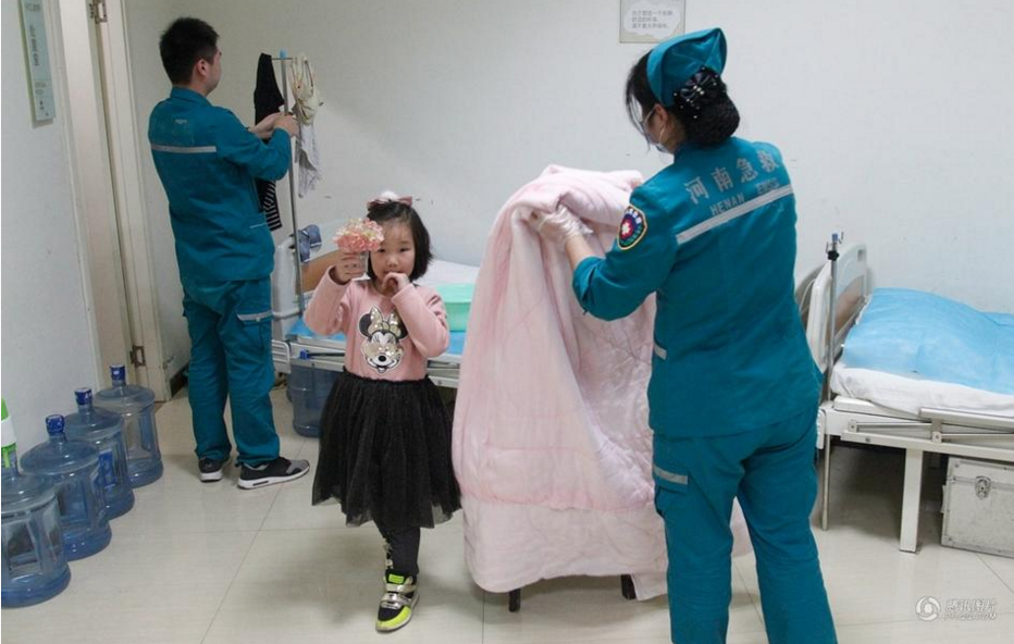 　　“孩子挺可怜的，她爸爸在家昏迷两天了，被房东发现才送医院，我们接诊的时候发现他已经快不行了......”石护士长说，“据小金丽说，她还有两个大伯，一个叫王子来，一个叫王子臣（字音），希望她的亲属看到消息后，能尽快与医院取得联系。”
