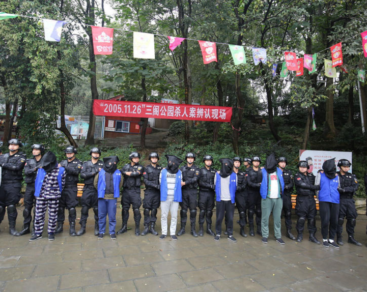 　　2016年10月18日，8名犯罪嫌疑人被押至案发现场。出现在记者面前的8人，均是身材魁梧的小伙子。而11年前，他们中的大多数都才十四五岁，还是城区某中学的在校学生。对于这起命案，他们充满悔恨。
