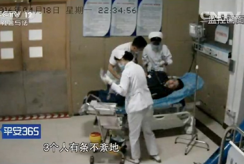 　　医护人员开始为其检查治疗。