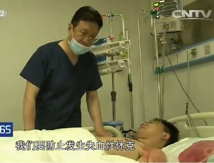 　　发病当天下午，张伟的胃部不适越发严重，还出现了呕吐的症状，本以为吃点药就可以抗过去，没想到疼痛加剧，直到自己开始大量吐血，张伟才赶紧让家人将自己送进医院。图为节目画面。
