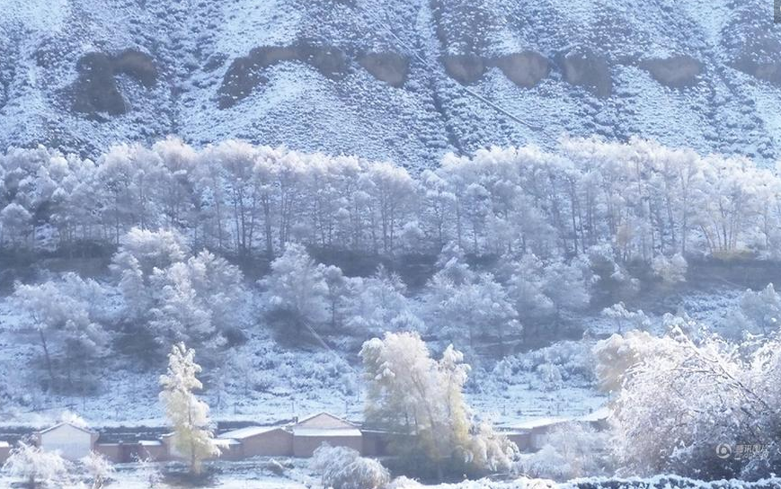 2016年10月21日，肃南裕固族自治县城雪后风光。