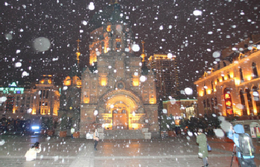 哈尔滨降初雪 游客雪中作乐