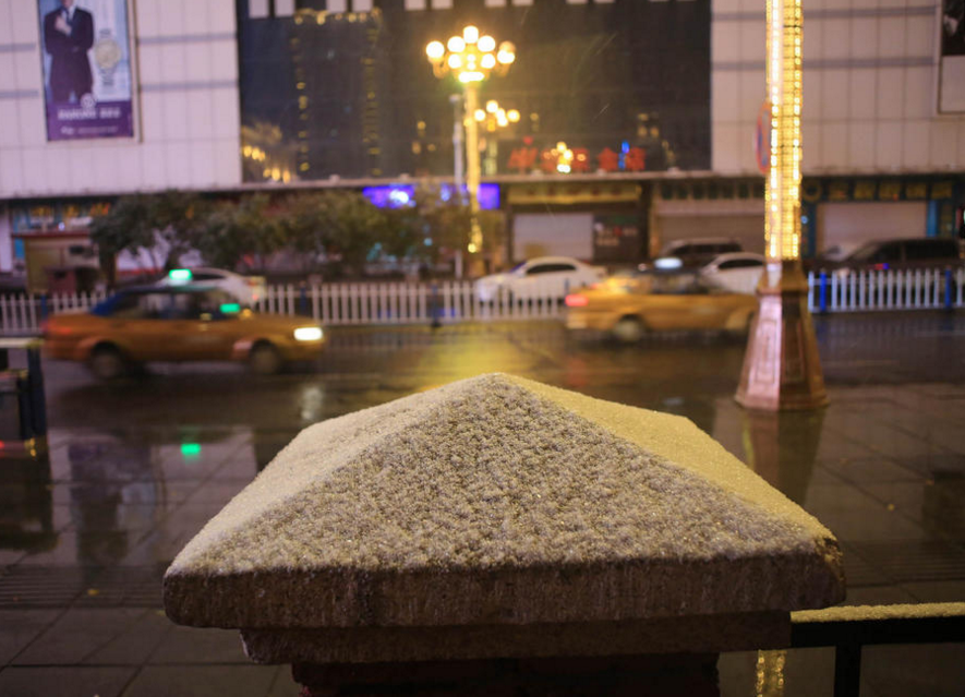 哈尔滨街景，一处栏杆被白雪覆盖。