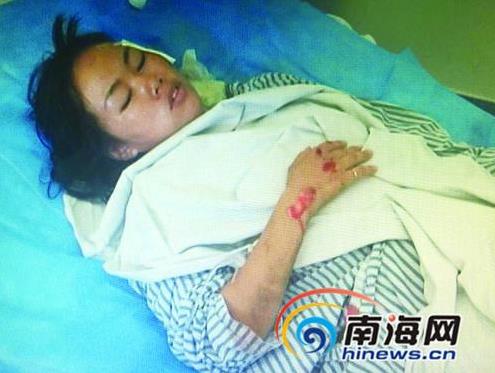 王女士浑身是伤，痛苦地躺在医院病床上。