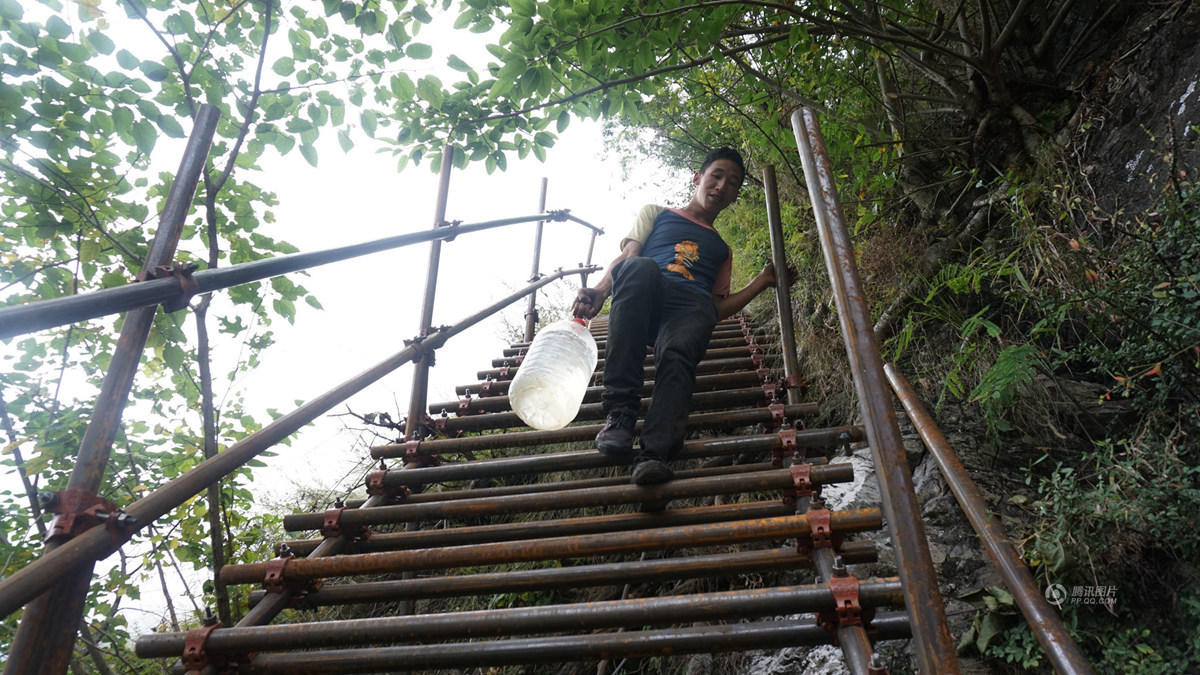 修路村民背钢管上山，莫色雄体从山顶打来一桶水给同伴们喝。