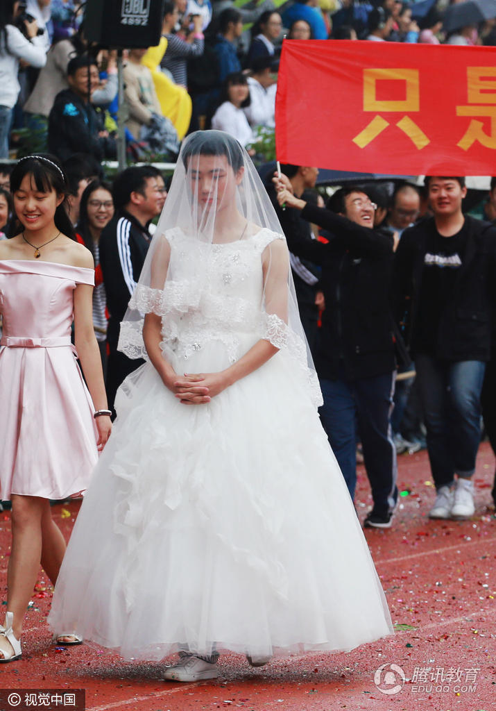 男生穿着婚纱抢镜。